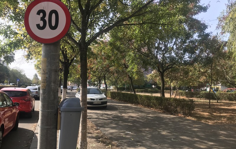 Un necunoscut a schimbat indicatorul de limitare de viteză, de la 50 la 30 km/ h. Poliția germană a dat zeci de amenzi și a reținut mai multe permise, până și-a dat seama