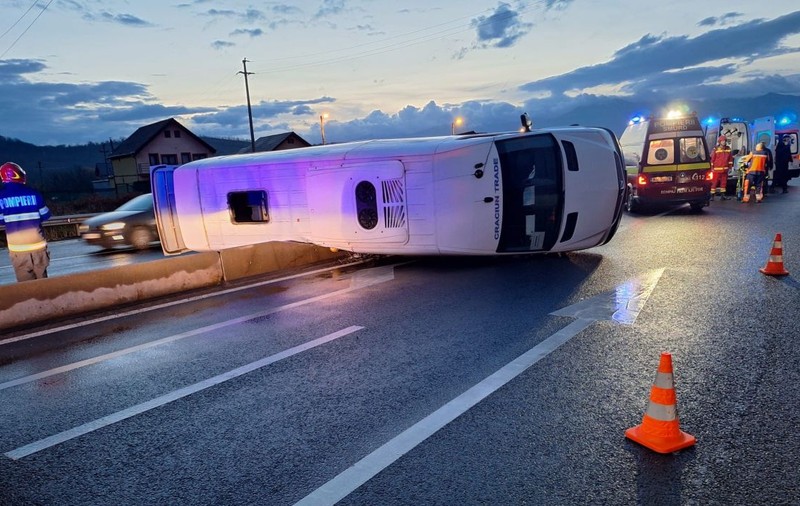 Un microbuz plin cu 11 oameni s-a răsturnat pe șosea la Veștem, în Sibiu. A fost activat Planul Roșu de Intervenție pentru accident