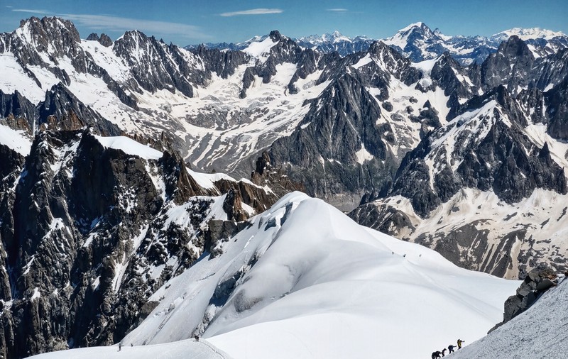 Un alpinist român a murit după ce a căzut 200 de metri pe traseul din Mont Blanc