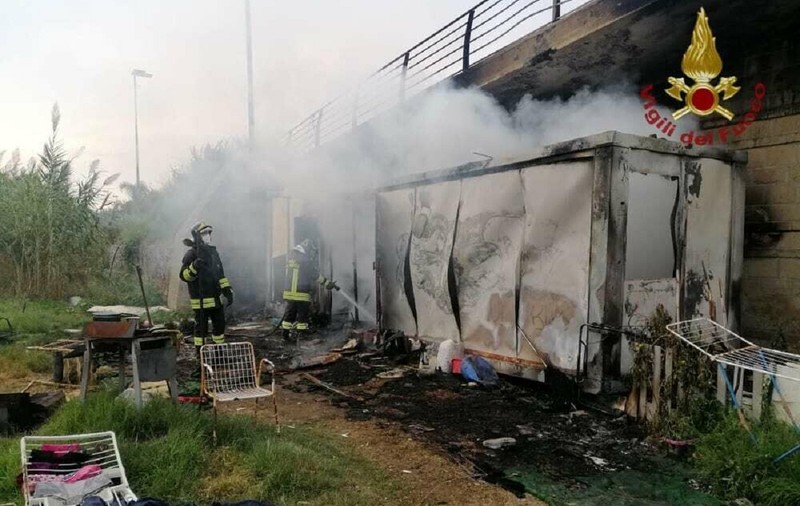 O româncă și-a prins partenerul cu altă femeie și a dat foc containerului în care aceștia se iubeau, lângă Roma