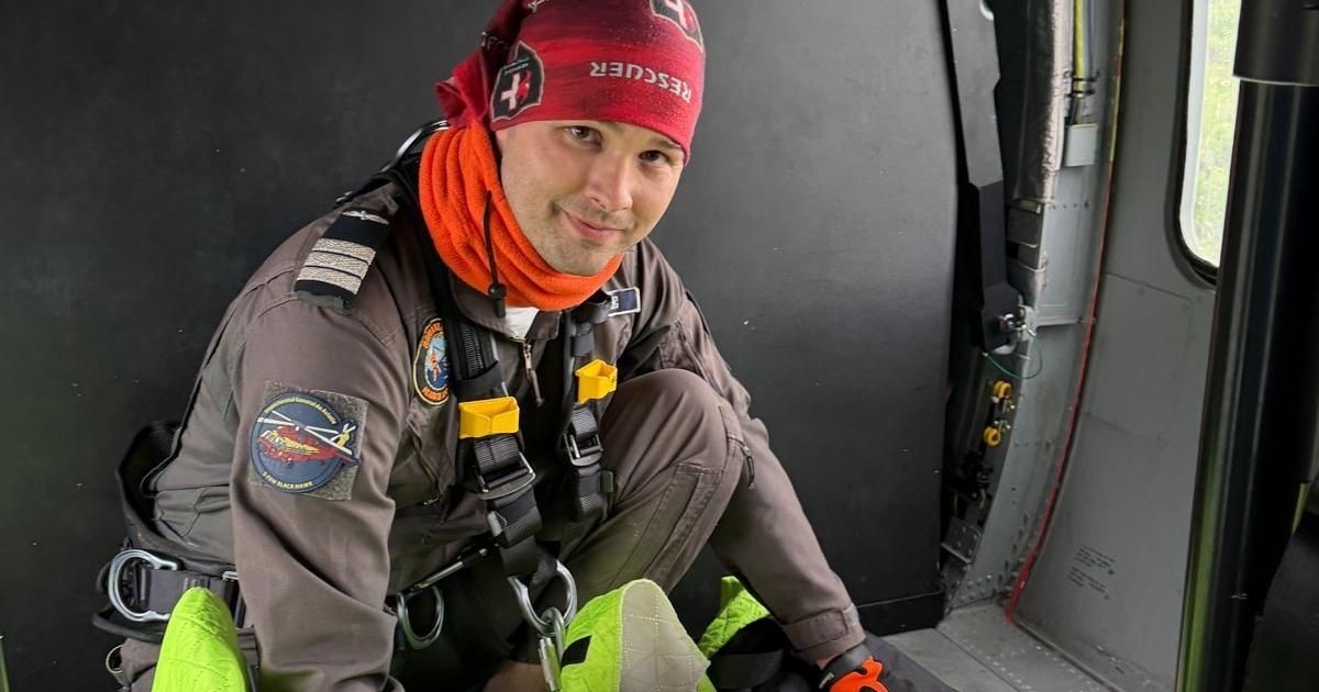 Alexandru, băiatul în vârstă de 5 ani, dispărut în Sibiu a fost reperat din elicopter de plutonierul major Mihail Soare.