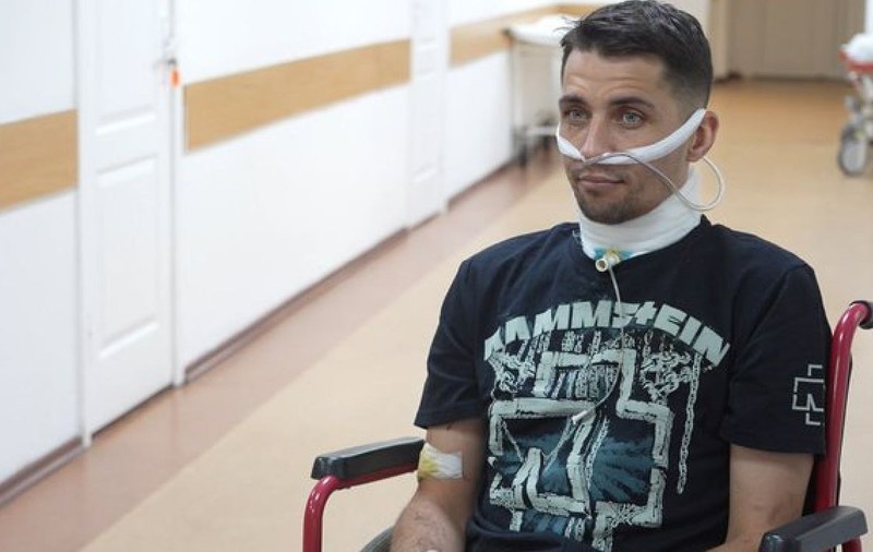 Soldatul ucrainean cu gâtul tăiat de ruși supraviețuiește 5 zile, după ce a fost aruncat într-o groapă plină de cadavre: „Nu poate vorbi, dar a scris totul în jurnalul lui”