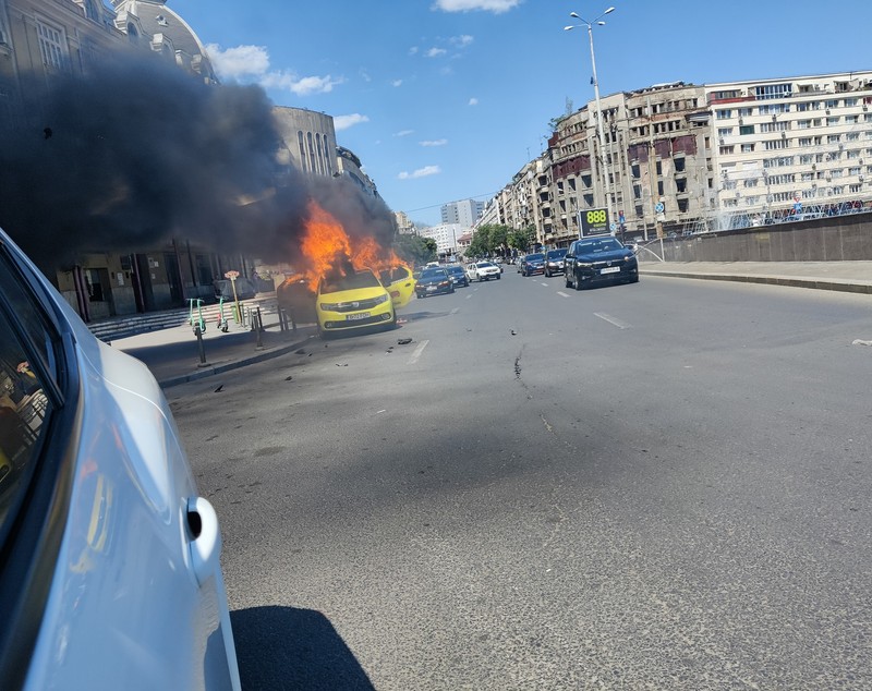 O mașină a ars ca o torță în fața Gării de Nord din București. Ce spun ISU și Poliția VIDEO