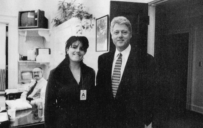 O rochie pătată cu sperma lui Bill Clinton, evaluată la UN MILION de DOLARI
