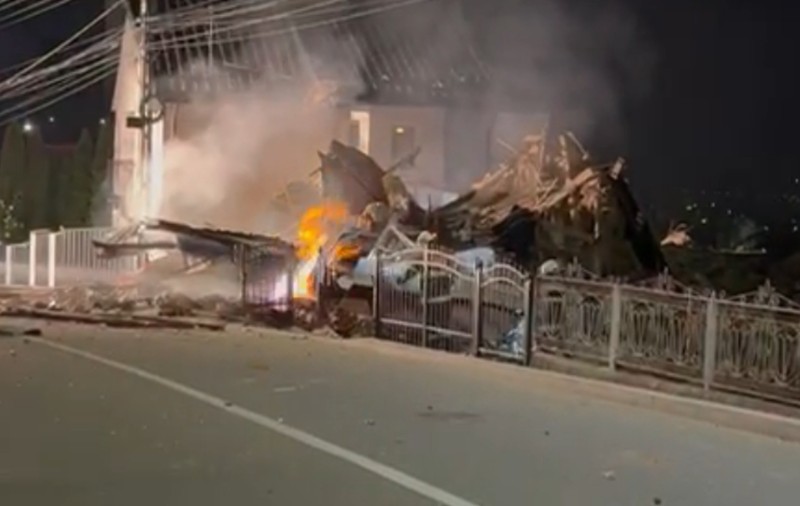 Explozie urmată de incendiu la o casă din Cluj. Un bărbat a fost găsit sub dărâmături