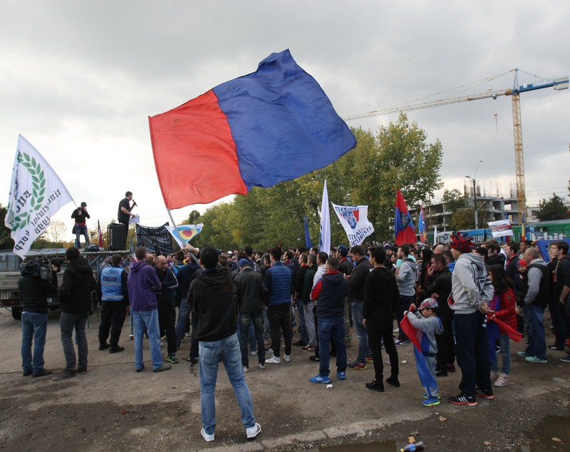 Fanii își cer în stradă Steaua înapoi. ^1.000 de oameni, la mitingul suporterilor. Gigi Becali e liniștit: ”N-am nici o grijă, sunt teribiliști” / FOTO