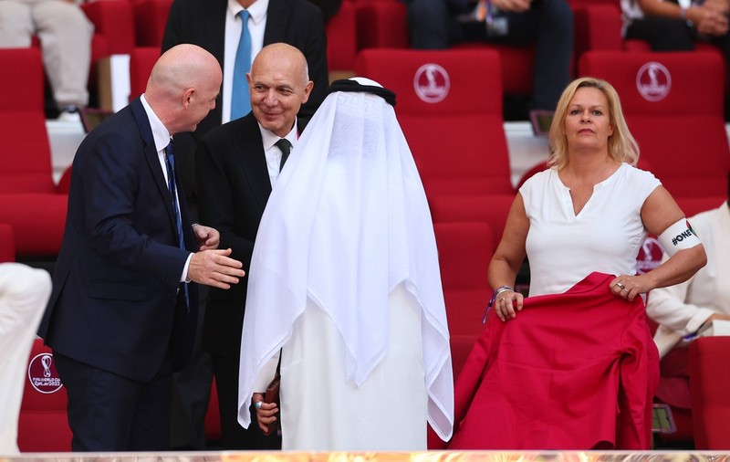 Ministrul german de interne a sfidat FIFA și a purtat banderola „One Love” la un meci, la Cupa Mondială