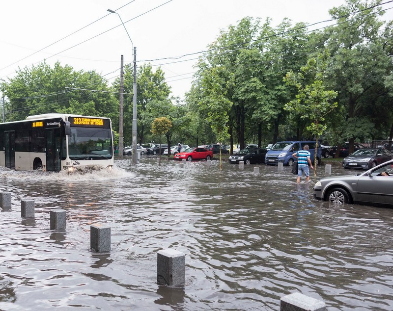 Situația străzilor afectate din București. Ploaia torențială de joi dimineață a inundat Capitala