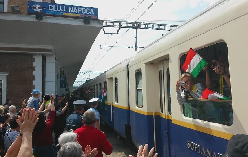 Imnul Ţinutului Secuiesc a răsunat din pieptul a 1000 de maghiari în gara din Cluj-Napoca