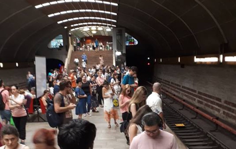 Metrou blocat din cauza unor probleme tehnice. Panică printre călători