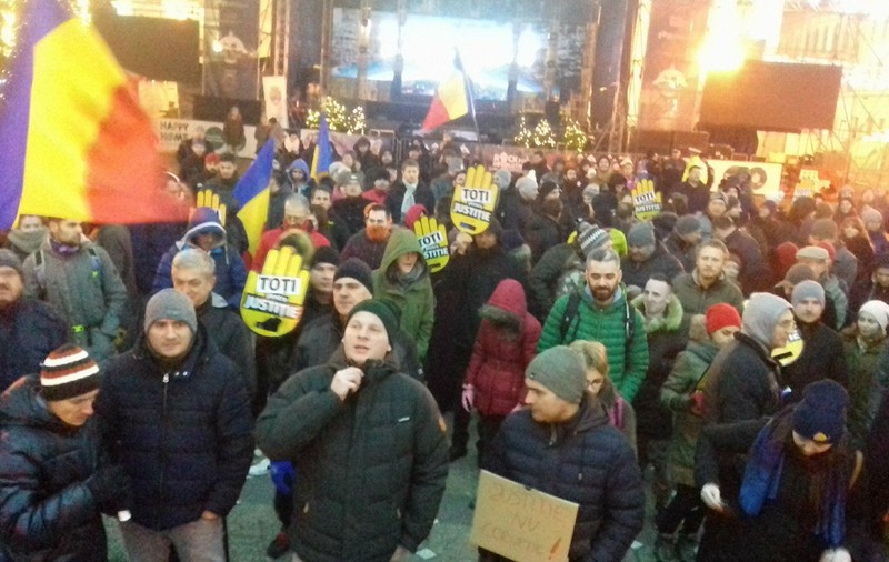 FOTO. Moș Crăciun protestează la Timișoara, alături de sute de timișoreni: „Out of Service”