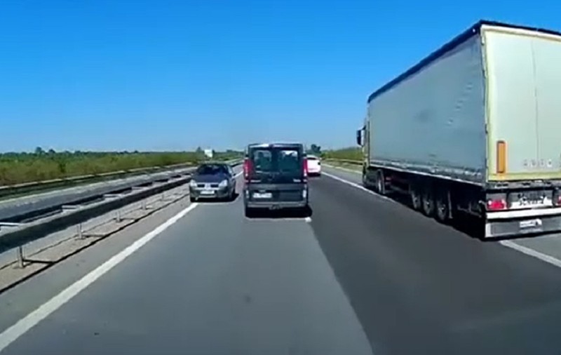 Șofer căutat de Poliție, după ce a fost filmat circulând pe contrasens, pe A1, în Argeș. A fost la un pas să se izbească de un microbuz. VIDEO
