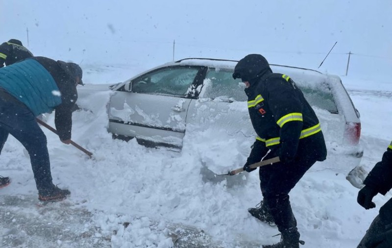Episod de iarnă la început de aprilie. Ce drumuri sunt blocate de viscol și unde stratul de zăpadă a ajuns la 30 cm