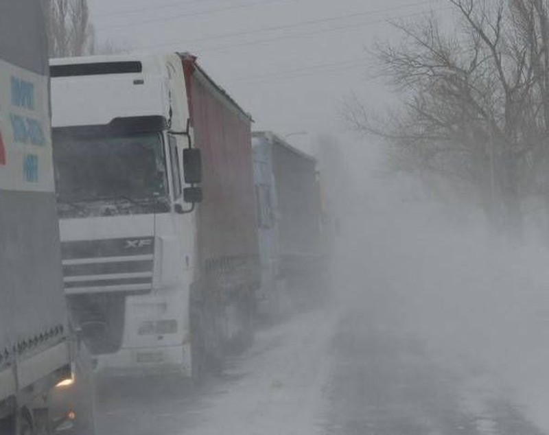 Trafic blocat pe DN 1 și pe drumul spre Râșnov, din cauza zăpezii. Coloane de câțiva kilometri