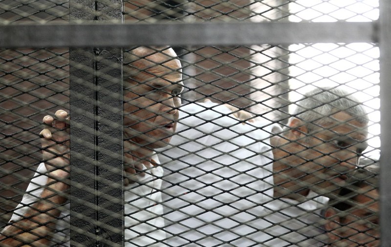 Trei ziarişti de la Al Jazeera, condamnaţi la ani grei de închisoare în Egipt