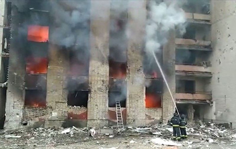 VIDEO | Cum acționează pompierii din Chernihiv după ce orașul a fost bombardat de ruși