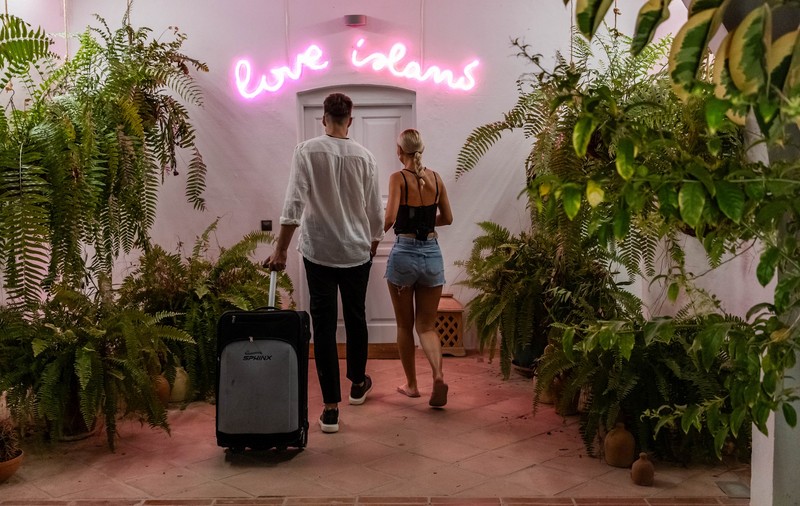 Un concurent se întoarce în vila Love Island România. S-a lăsat cu lacrimi pentru unul dintre băieți