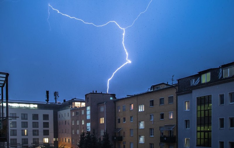 Avertizări nowcasting de vreme severă imediată de la ANM. Lista localităților lovite de furtuni de cod roșu sau portocaliu