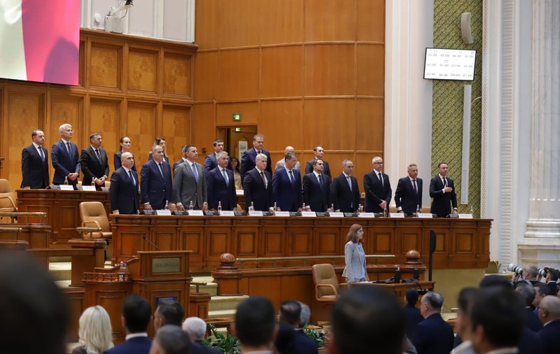 Parlamentarii AUR au părăsit ședința de plen, în semn de boicot: „Cinci vicepremieri, că nu vă mai satură Dumnezeu!” George Simion a recitat din Eminescu
