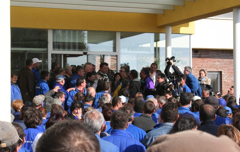PROTESTE LA OLTICHIM - ZIUA A DOUA | 400 de salariați s-au strâns în fața combinatului 