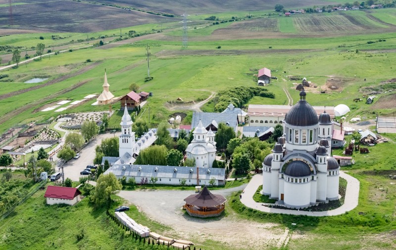 O mănăstire din Alba care îngrijește 200 de copii și bătrâni și-ar putea închide centrul social, din cauza facturii uriașe la gaze