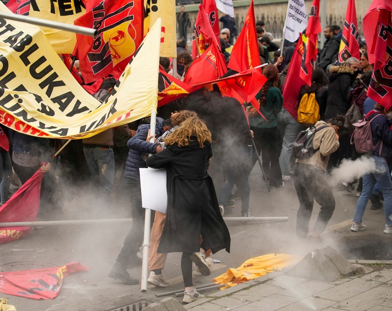 Val de proteste de 1 Mai în Europa: „Opriți războiul, măriți salariile”. Stare de asediu la Istanbul şi ciocniri violente în Franţa. Manifestații și în Grecia. Sute de persoane, arestate