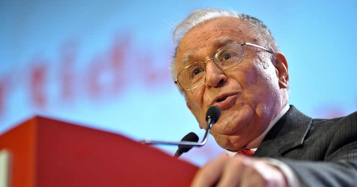 Ion Iliescu, îmbrăcat într-un costum gri, la pupitru, la congresul PSD din 19 aprilie 2013