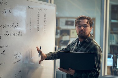 Leonardo DiCaprio, în rolul astronomului Randall Mindy | Foto: Cr. NIKO TAVERNISE/NETFLIX © 2021