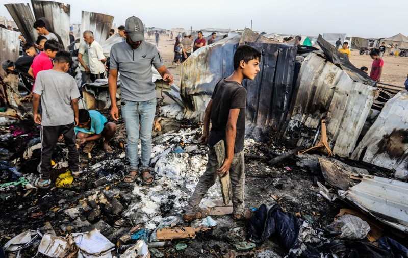 Autoritățile din Gaza spun că peste 20 de oameni au murit într-o lovitură asupra unei tabere de lângă Rafah. Israelul neagă atacul