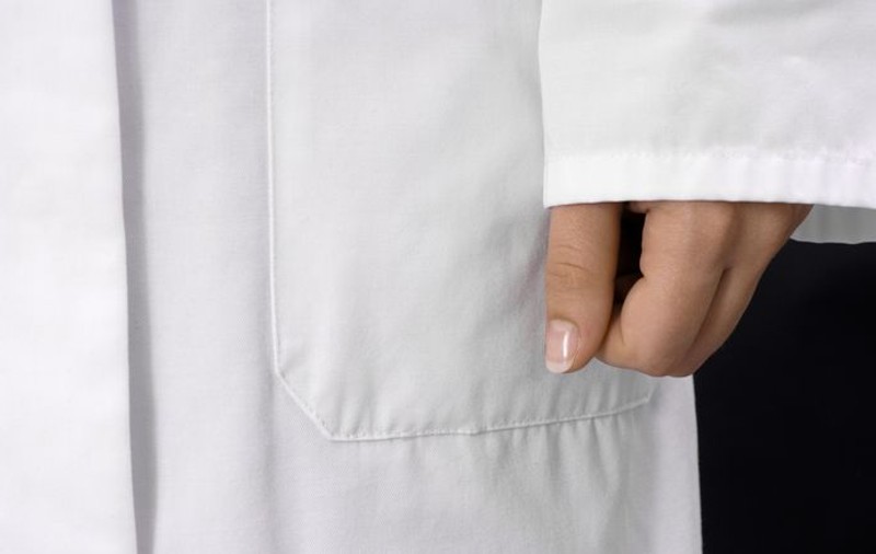 Medic român, suspendat pentru că  şi-a numit colegii "urangutani"