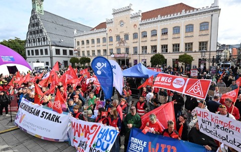 Participanții la o amplă manifestație protestează în piața centrală 