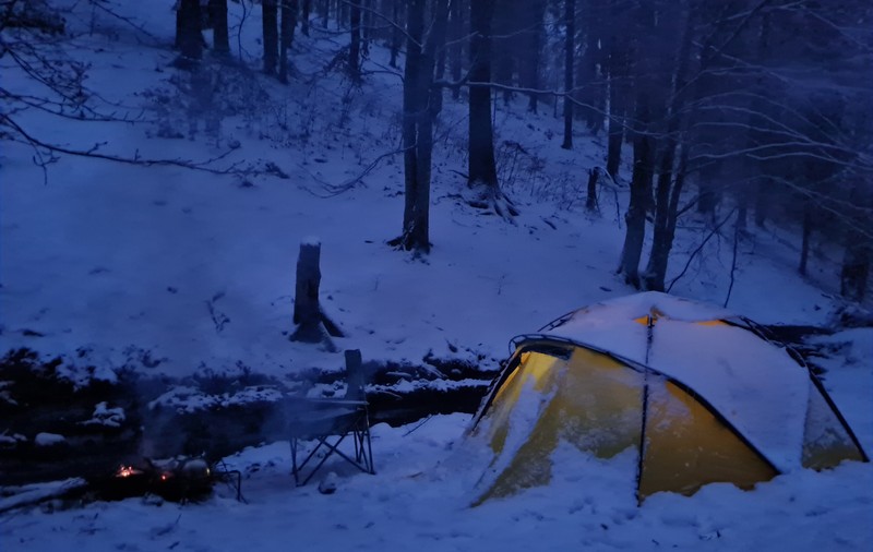 24 de ore singură, cu cortul, în pădure. O sătmăreancă experimentează supraviețuirea în condiții extreme