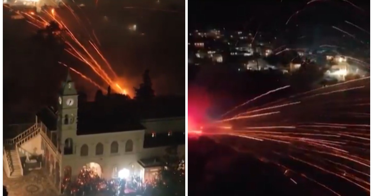 În imagine sunt ilustrate focurile de artificii deasupra bisericilor din Grecia