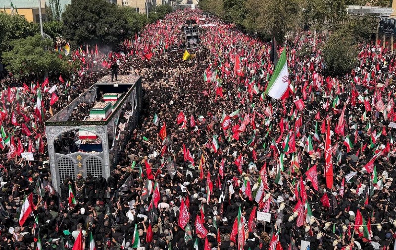 Imagini uluitoare de la funeraliile lui Khamenei din Iran unde portretul lui Donald Trump „a fost lapidat” ca în ritualurile religioase I VIDEO
