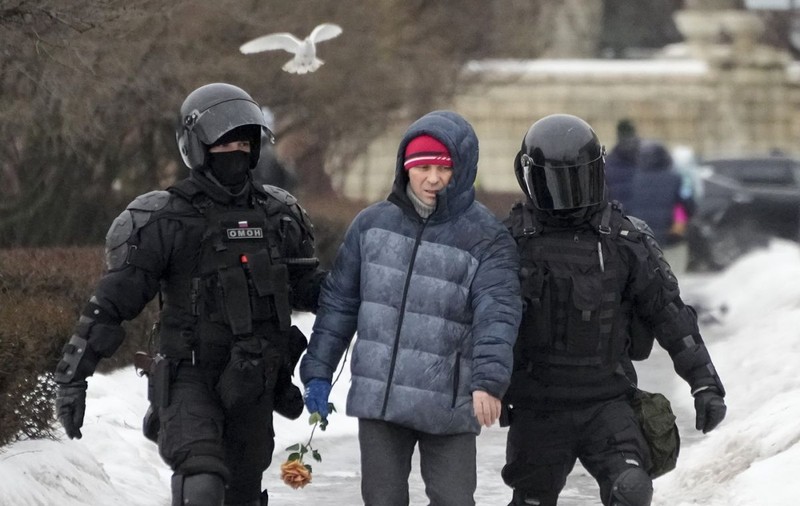 Cum încearcă Rusia lui Vladimir Putin să reprime disidența. Amenzi pentru purtarea de pantofi galbeni-albaștri sau mesaje antirăzboi scrise pe prăjituri