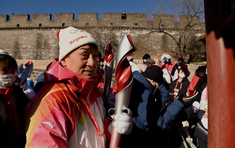 Jackie Chan a purtat torța olimpică pe Marele Zid Chinezesc. „Sunt mândru să port flacăra pentru a doua oară”