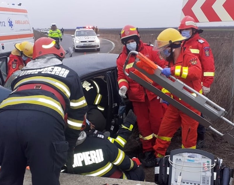 O asistentă medicală plânge lângă șoferul mort într-un accident din Teleorman: „Durerea neputinței”