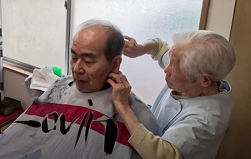 O japoneză în vârstă de 108 ani, certificată de Cartea Recordurilor Guinness drept cea mai vârstnică frizeriţă din lume