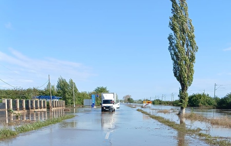 Drumuri închise în Galați și în Vaslui, din cauza ploilor abundente și a inundațiilor. Care este situația la ora 18.00