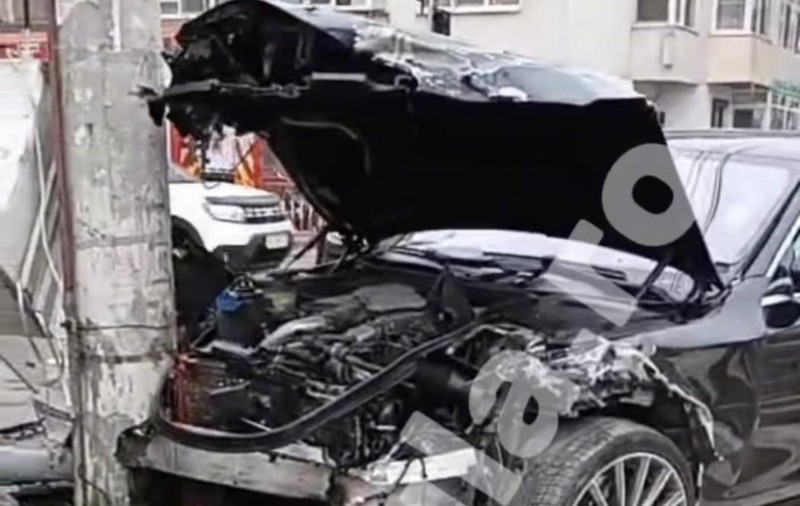 O femeie nevinovată din Brăila a fost strivită între mașină și un stâlp după ce șoferul unui Mercedes a forțat semaforul și a trecut pe roșu