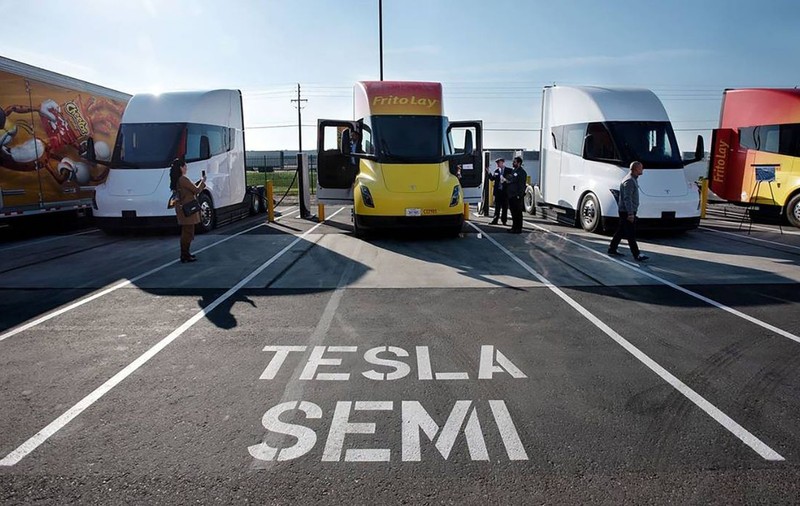 Cât costă camionul semi-electric de marfă Tesla cu autonomie de 805 km