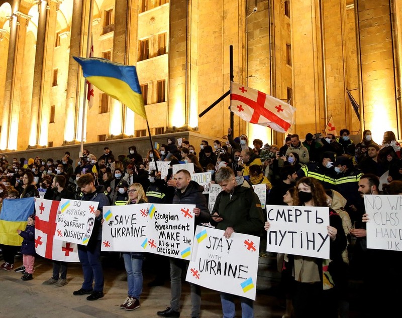 Cine suferă nu uită. Demonstrație de masă la Tbilisi, în Georgia, în favoarea Ucrainei și împotriva agresiunii Rusiei