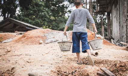 Din cauza sărăciei, mulți copii sunt nevoiți să muncească de la vârste fragede. Foto ilustrativ: Shutterstock