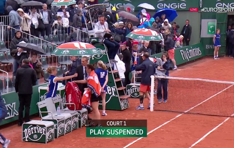 Roland Garros, ”optimi”. Meciul Halep - Stosur, suspendat la scorul de 5-3 pentru Simona. Se reia luni. Begu - eliminată de numărul 108 WTA. Mergea, în ”sferturi” la dublu / LIVE BLOG