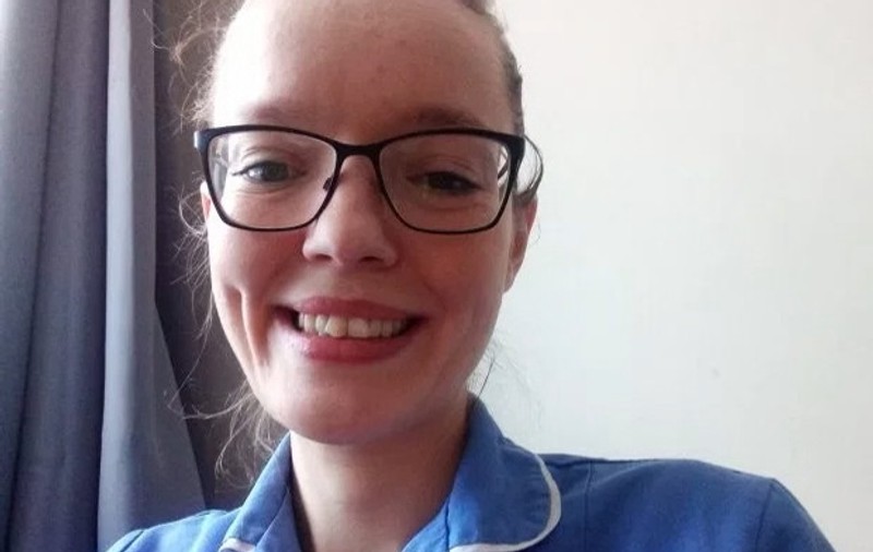 O asistentă de la un spital din Anglia și-a prezentat demisia fiindcă șase săptămâni a lucrat „fără gel dezinfectant și fără măști”