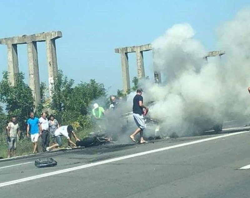 Accident în Işalniţa, Dolj, urmat de incendiu. Un motociclist a murit după o ciocnire violentă cu o mașină