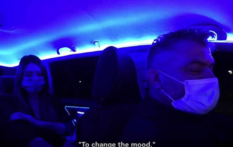 VIDEO | Un şofer de taxi din Grecia și-a transformat mașina într-un club de noapte: Pasagerii erau mereu stresaţi și cu moralul la pământ