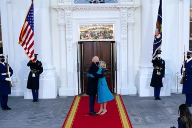 Președintele Joe Biden și prima doamnă, Jill Biden, se îmbrățișează în momentul în care au ajuns la Casa Albă. Foto: EPA.