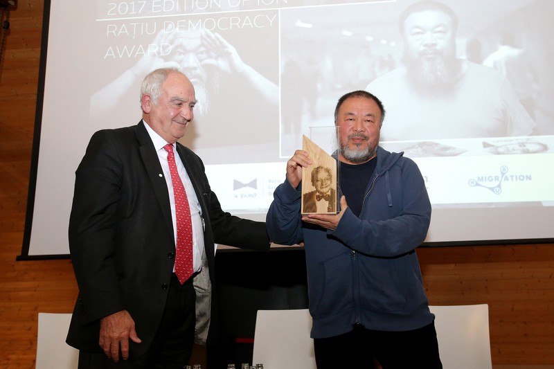 În urmă cu trei ani, Nicolae Rațiu decernându-i Premiul Ion Rațiu pentru Democrație artistului-activist chinez Ai Weiwei Foto: EPA