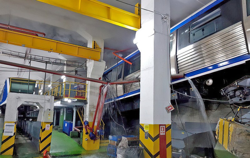 Un tren de metrou a deraiat și stă înfipt în peretele depoului Berceni de un an. Metrorex abia a scos la licitație repunerea pe șine!